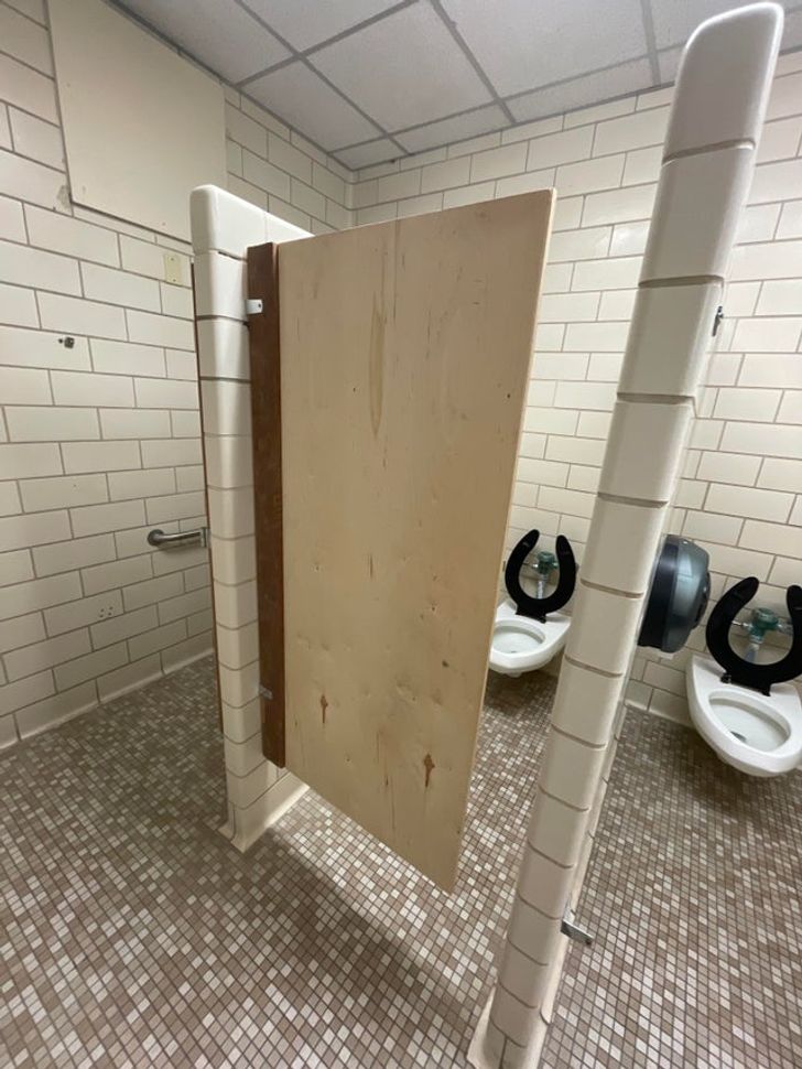 Вратата на тоалетната в училище 