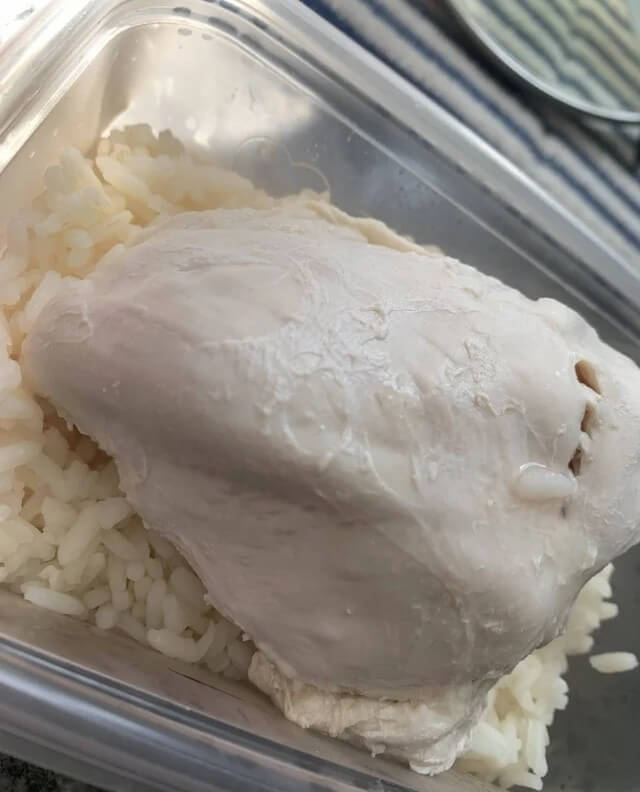 Варено пиле върху бял ориз