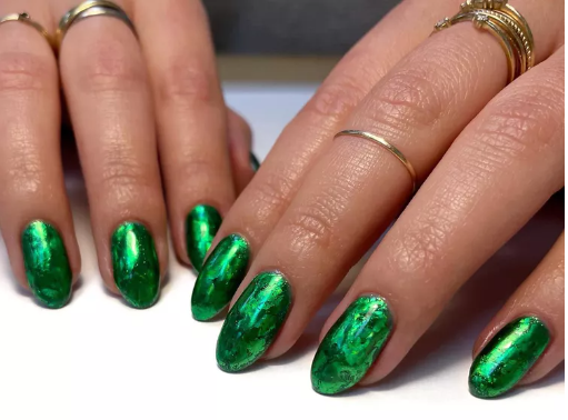 Метални зелени нокти на „Гринч“