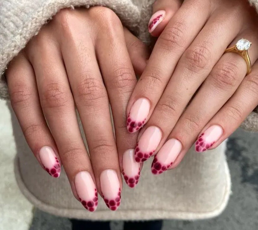 Идеи за маникюр с „цъфтящ“ лак