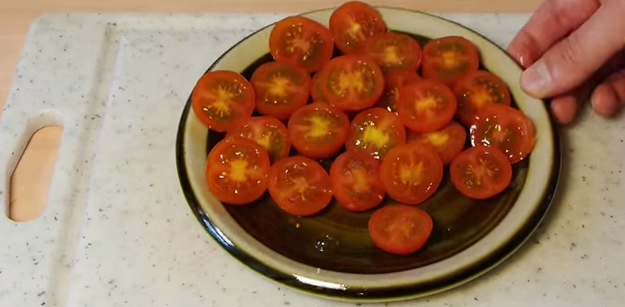 Да нарежем малко домати...