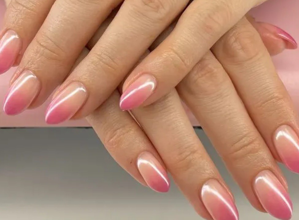 Розови градиентни нокти
