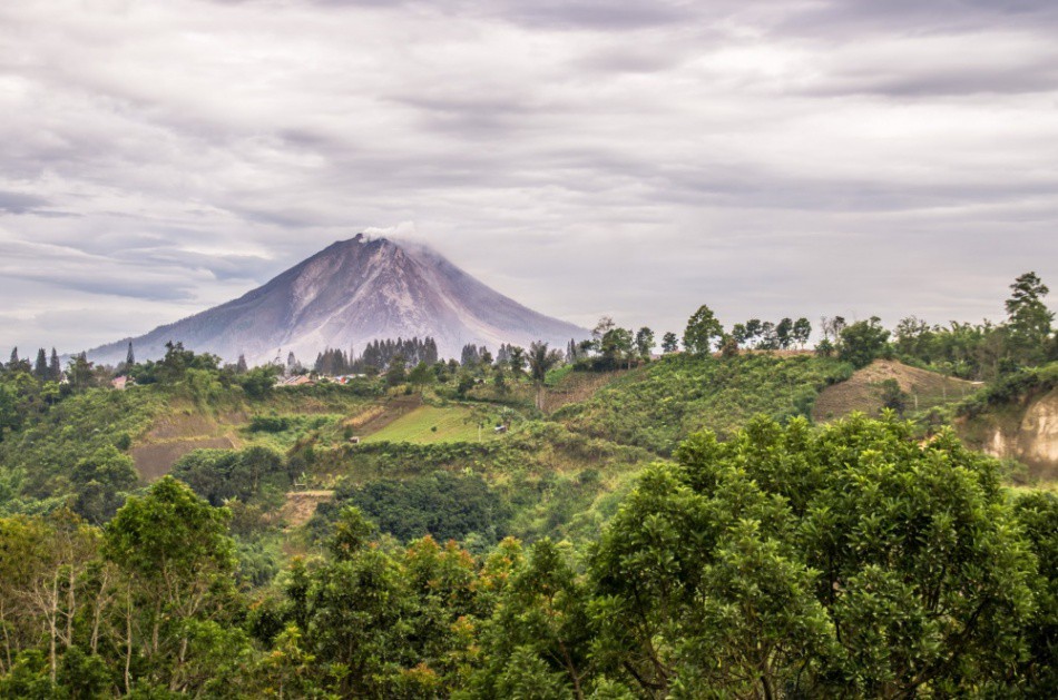 Вулканът Синабунг, Индонезия