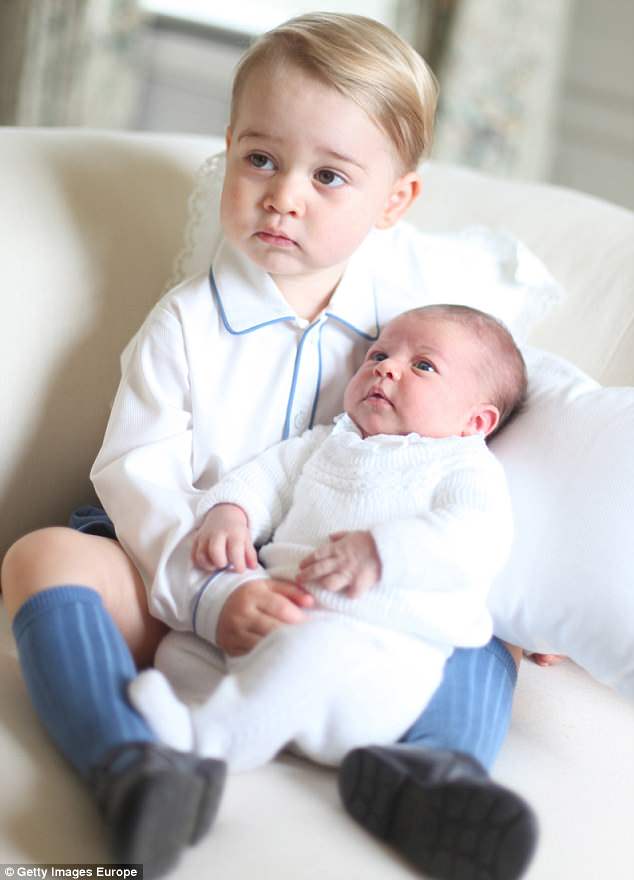 Принц Джордж прегръща сестра си Шарлот