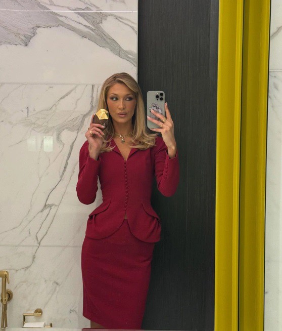 Бела Хадид: Ален костюм с пола