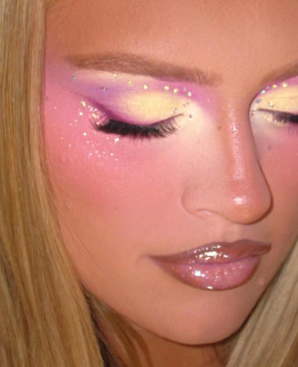 Цветна очна линия и монохромен грим