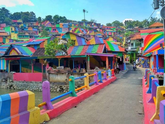 Селото, обгърнато от цветовете на дъгата