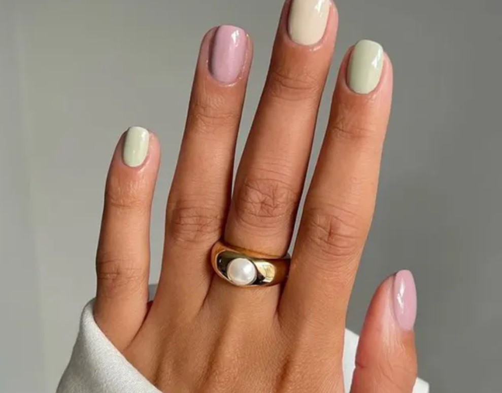 Многоцветен маникюр