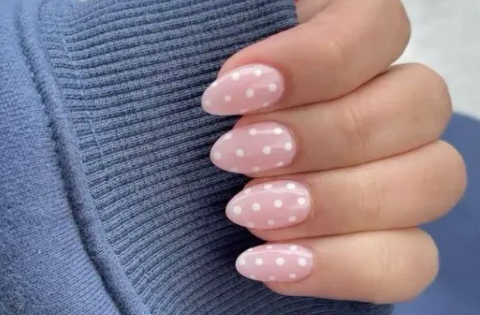 Розов маникюр на точки