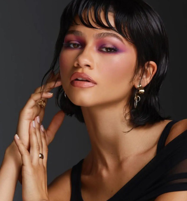 Мрачна брюнетка