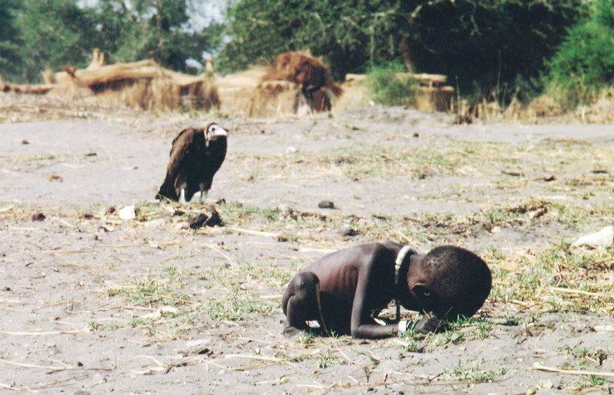 Гладуващо дете и лешояд, К. Картър, 1992