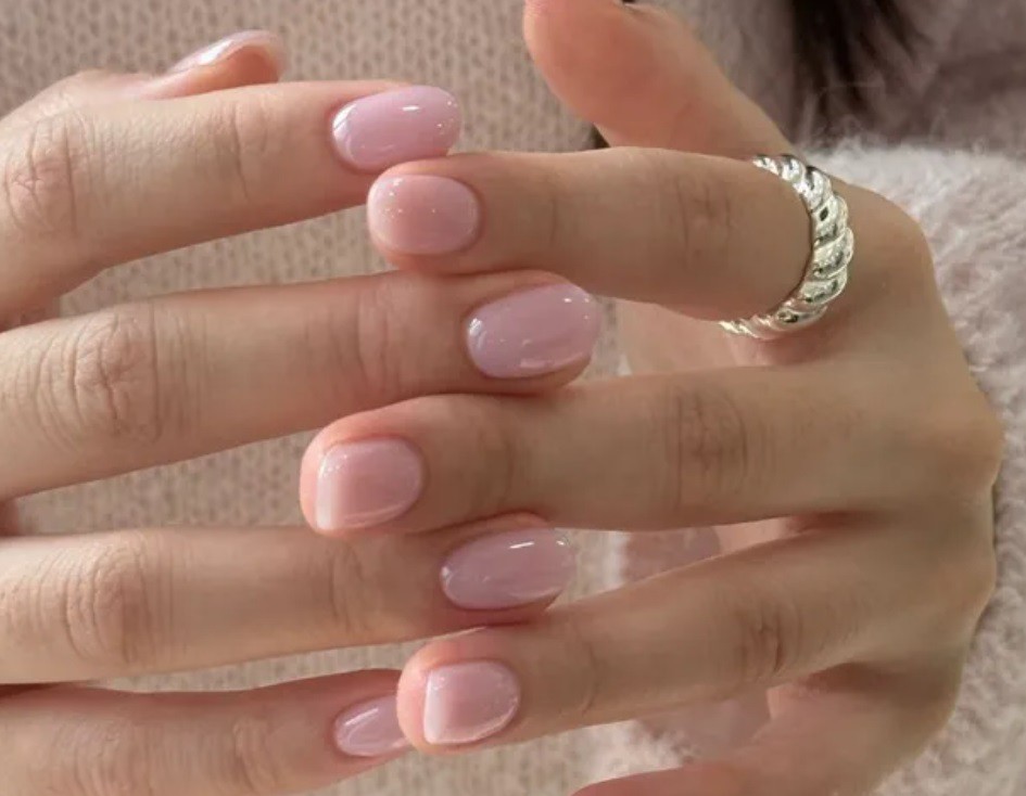 Розов маникюр
