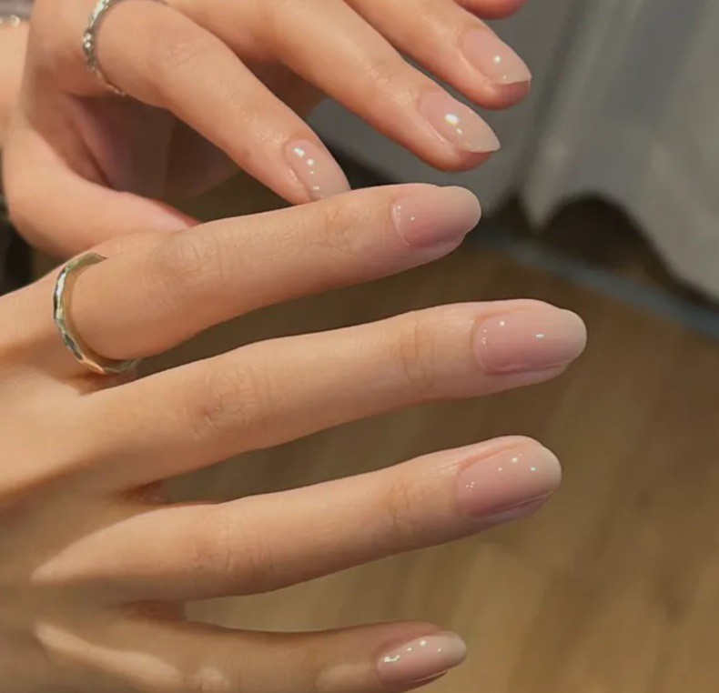 „Голи“ нокти