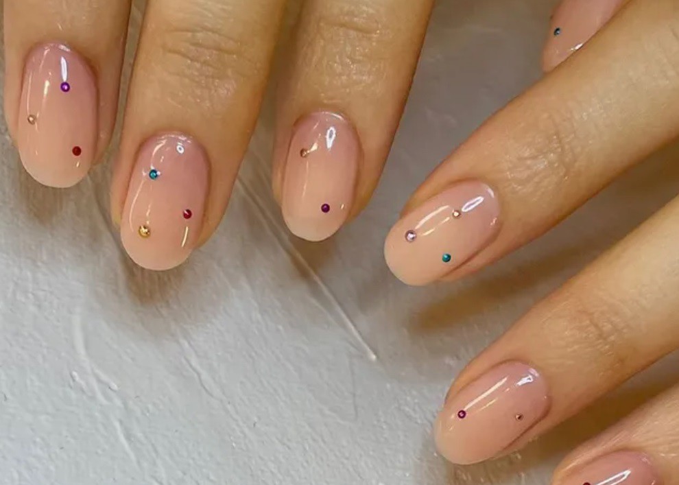 Маникюр с многоцветни кристали