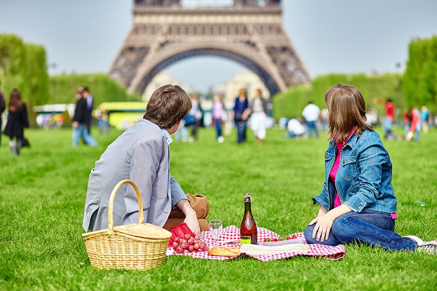 Романтичен пикник пред Айфеловата кула