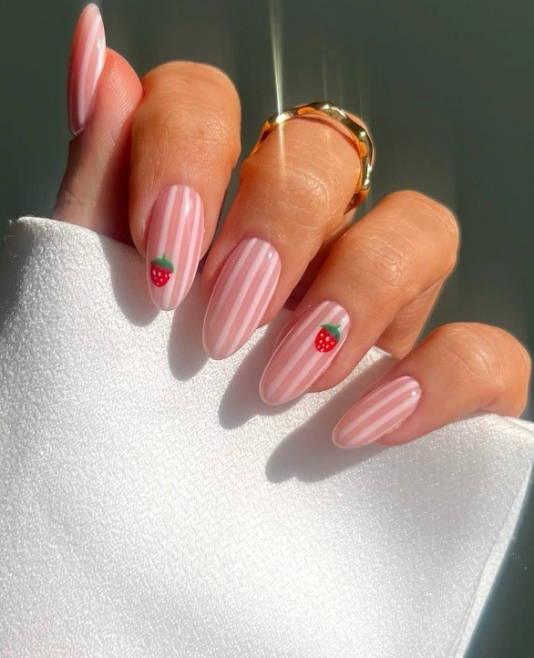 Розов маникюр