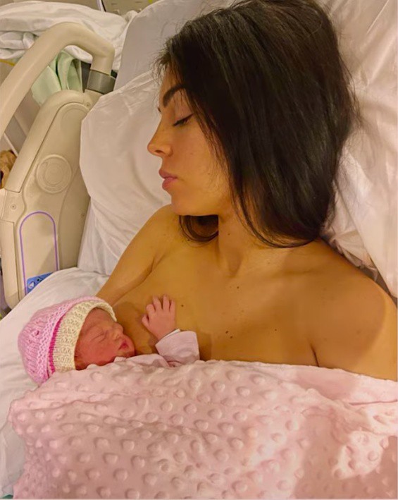 Джорджина с новородената си дъщеричка