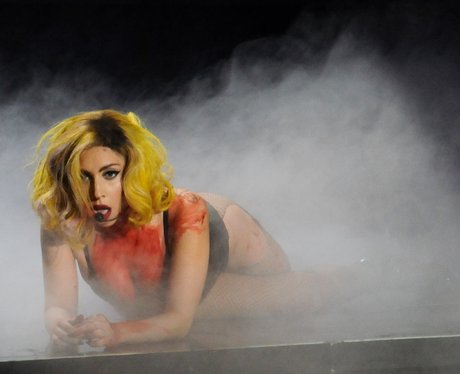 Лейди Гага на концерт, покрита с кръв
