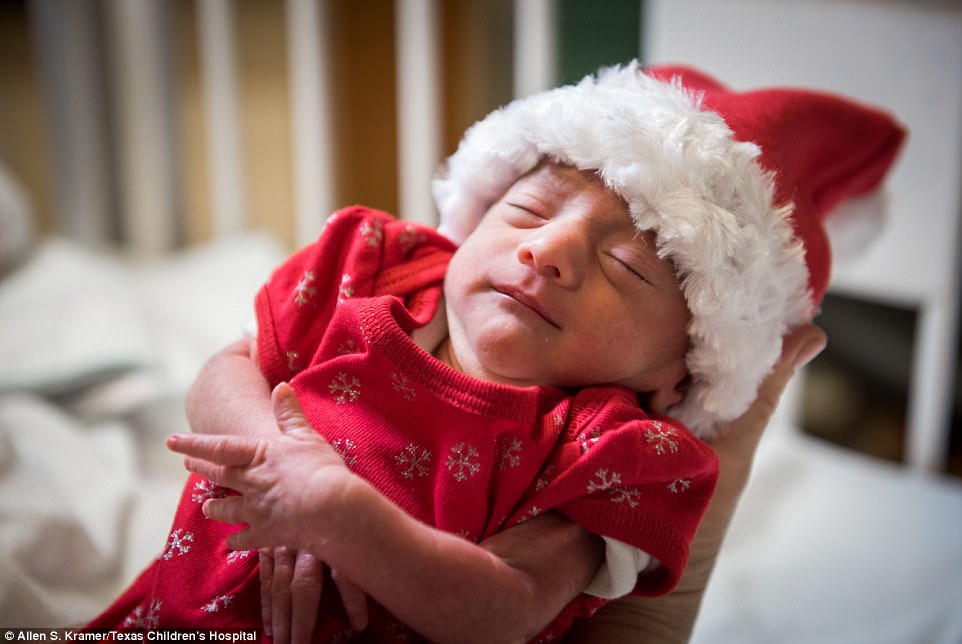 Дядо Коледа посети недоносените деца