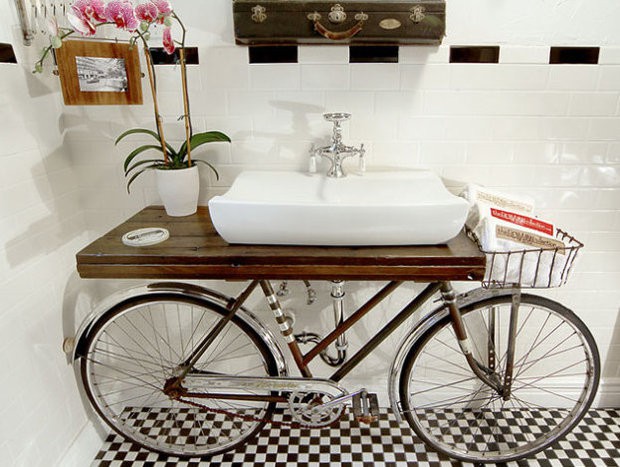 Велосипед, превърнат в интериор за баня