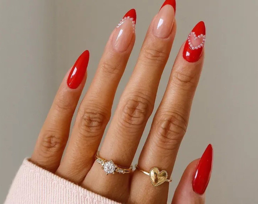 Червени перлени нокти