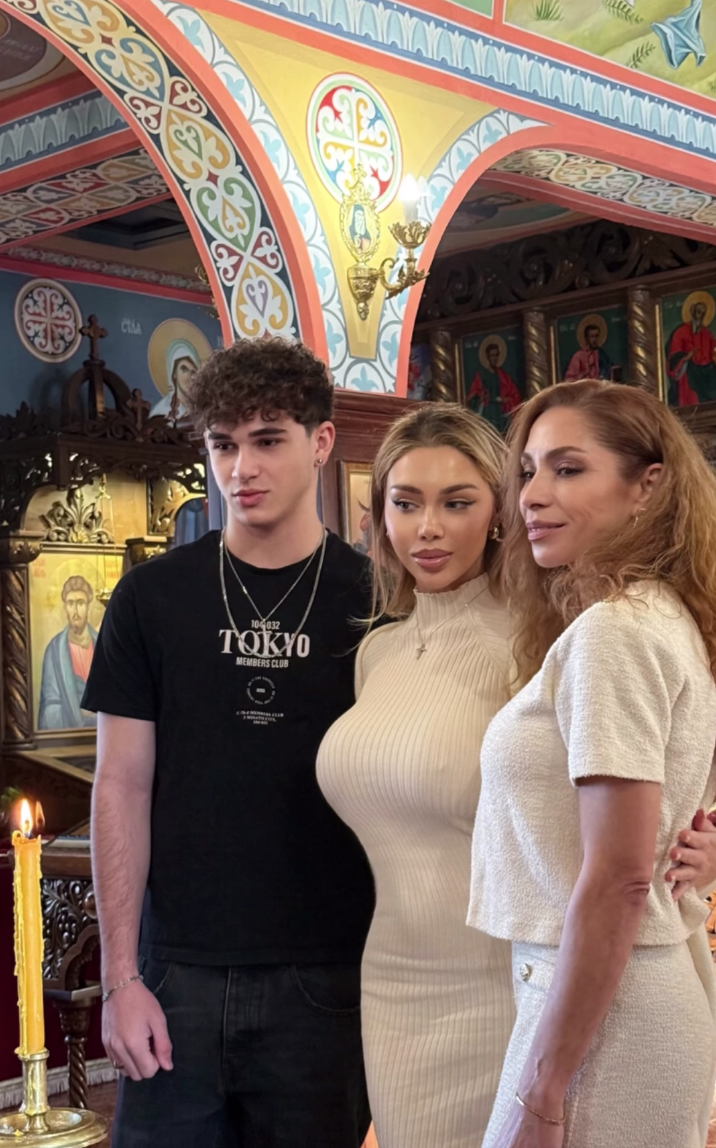 Анна с майка си и брат си