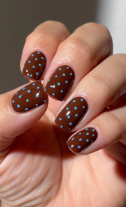Синьо-кафяв маникюр