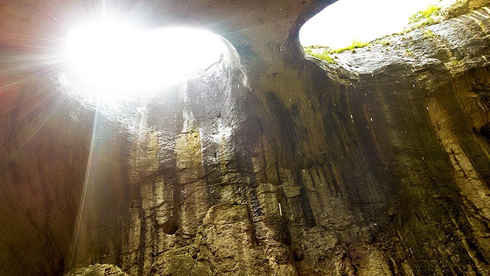 Пещерата Проходна, България