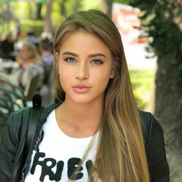 Киара като малка