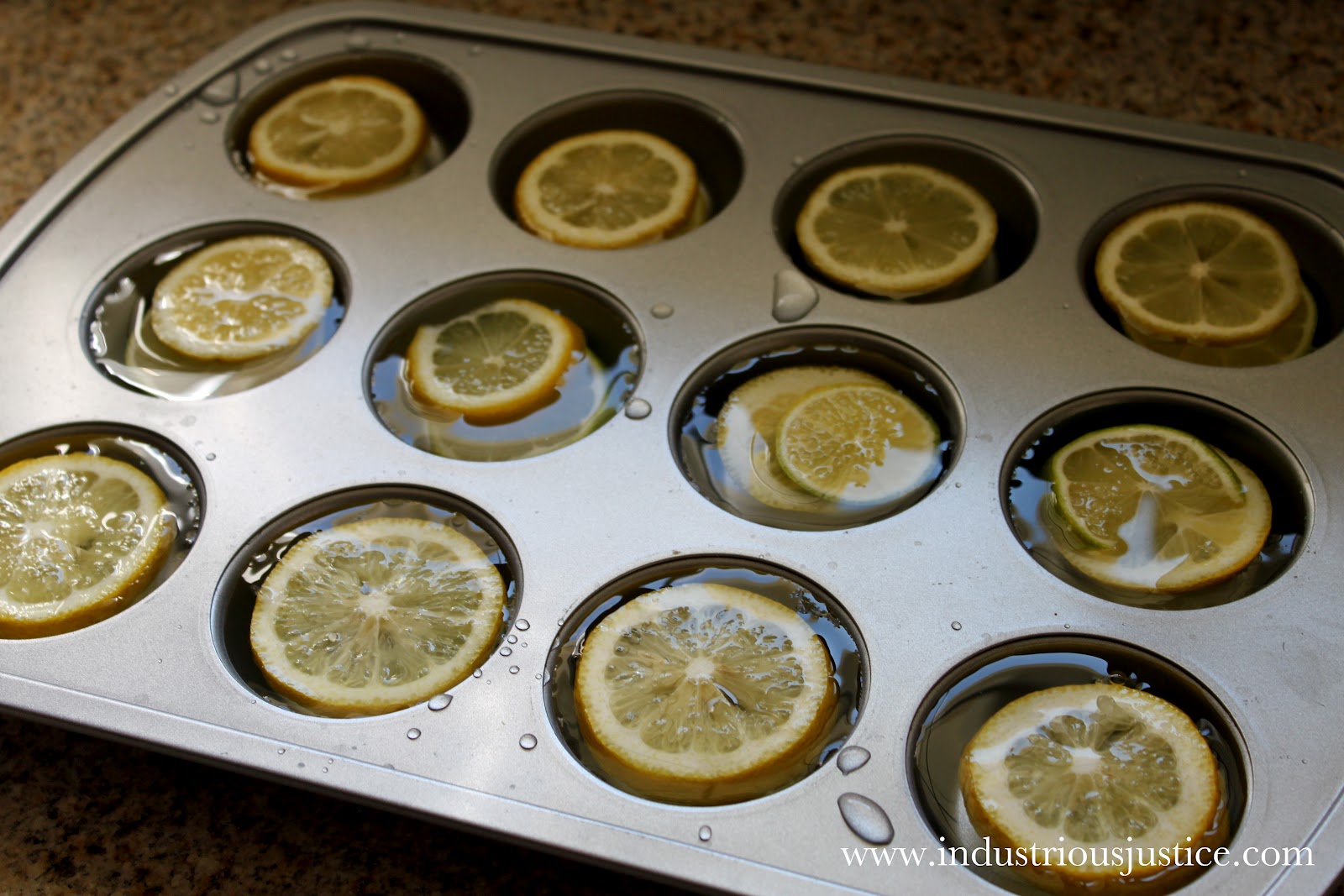 Направи си ледени кубчета с лимон