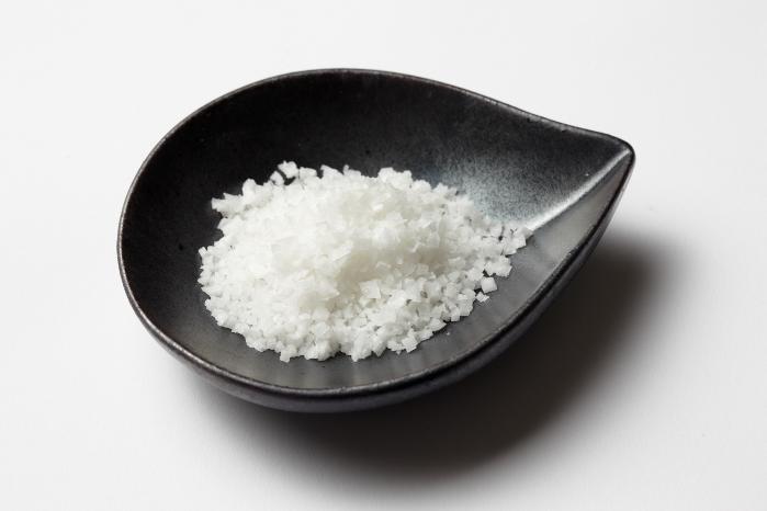 За лепкави котлони: Поръси със сол