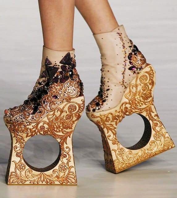 Кой би ги носил?