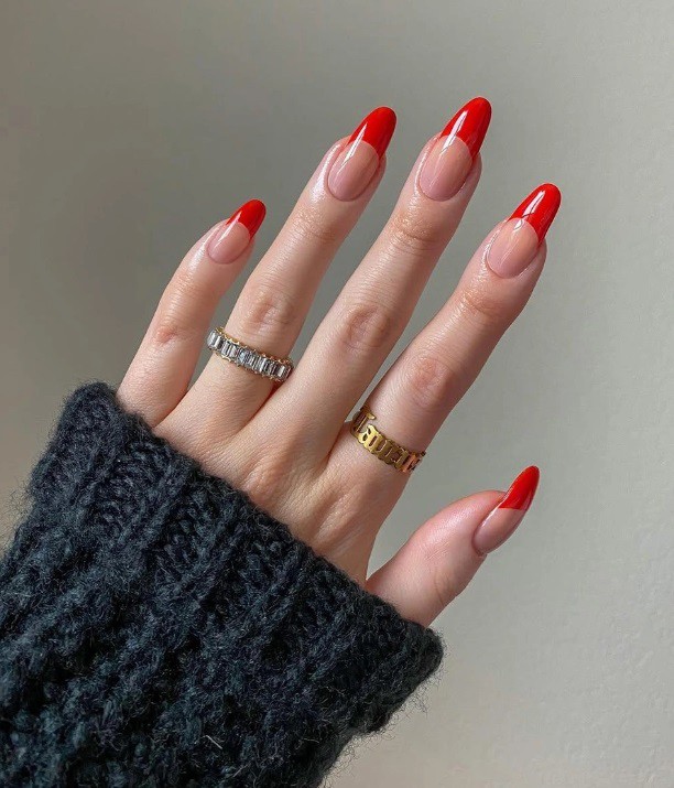 Червен френски маникюр