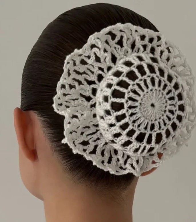 Плетена „шапка“ за кок