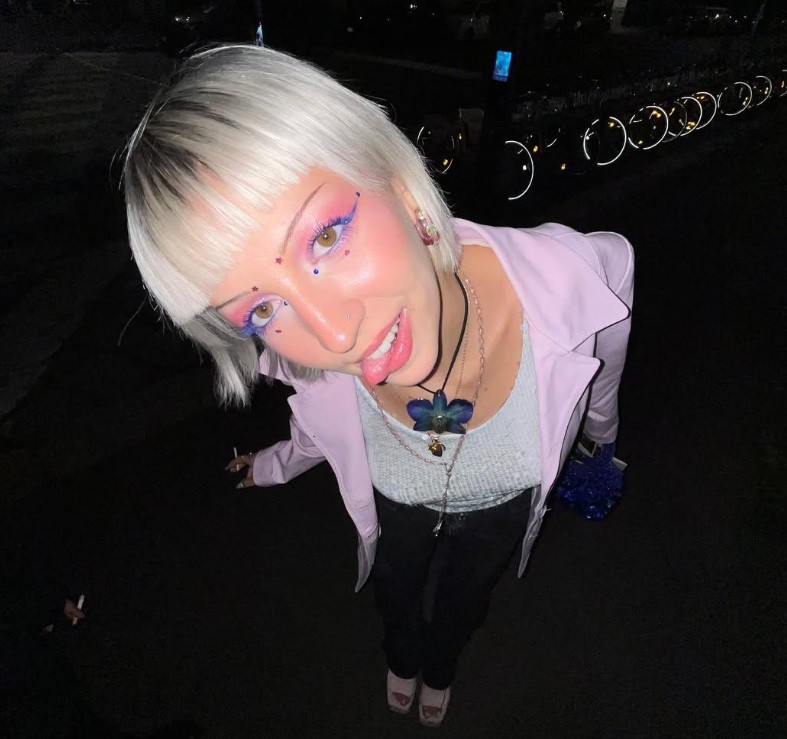 Розови сенки със синя очна линия и брока