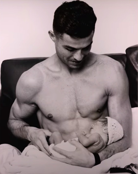 Роналдо с новородената си дъщеричка