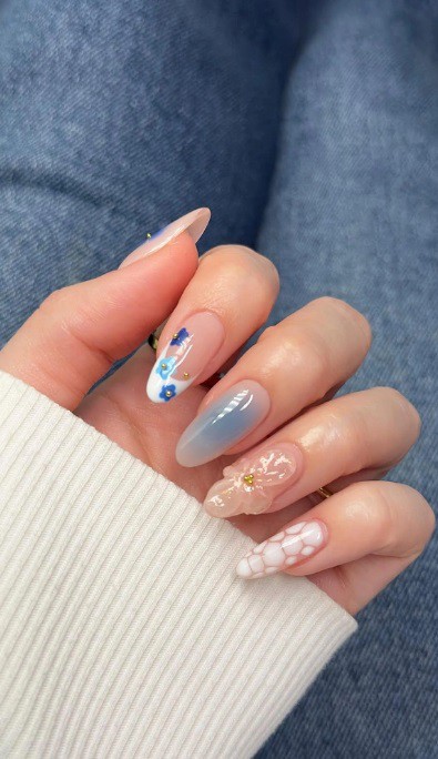 Бяло-син маникюр