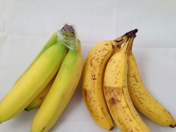 Увий дръжките на бананите с найлон