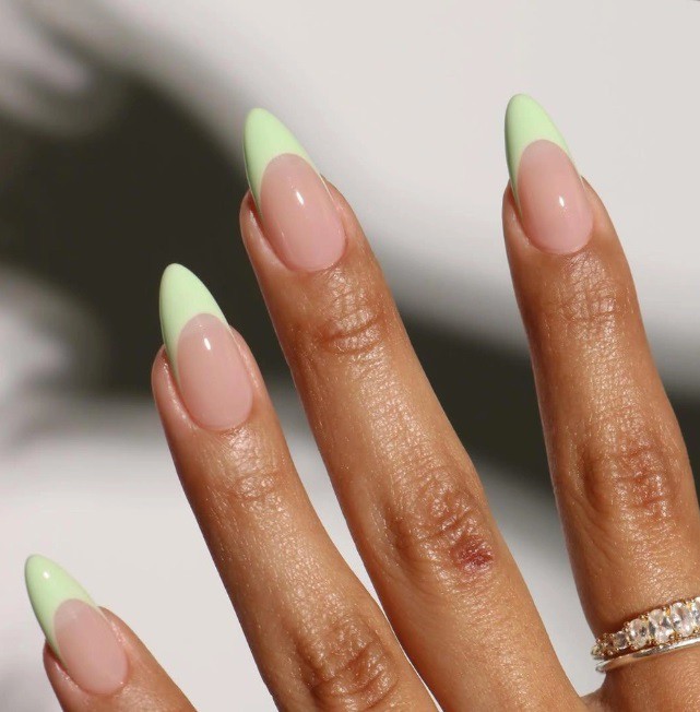 Светлозелен френски маникюр