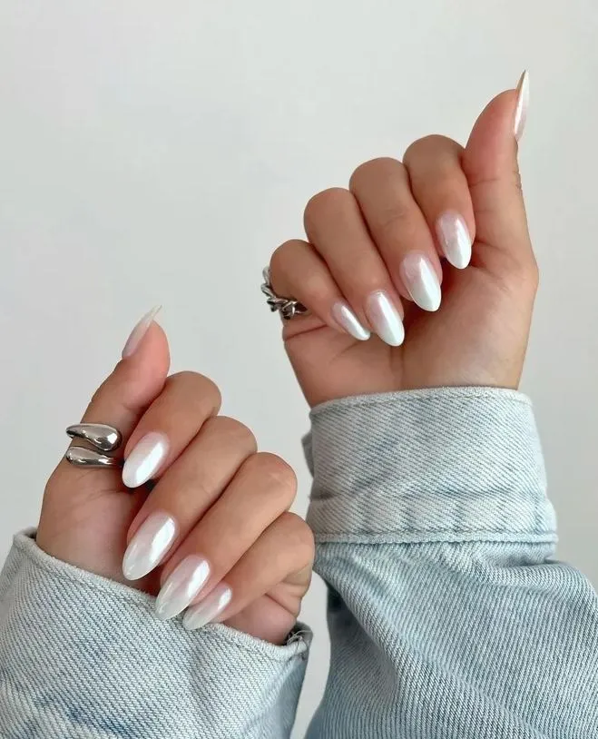 Бял дизайн на ноктите