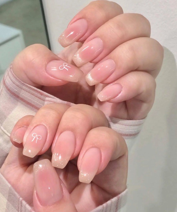 Френски маникюр с ефект „котешко око“