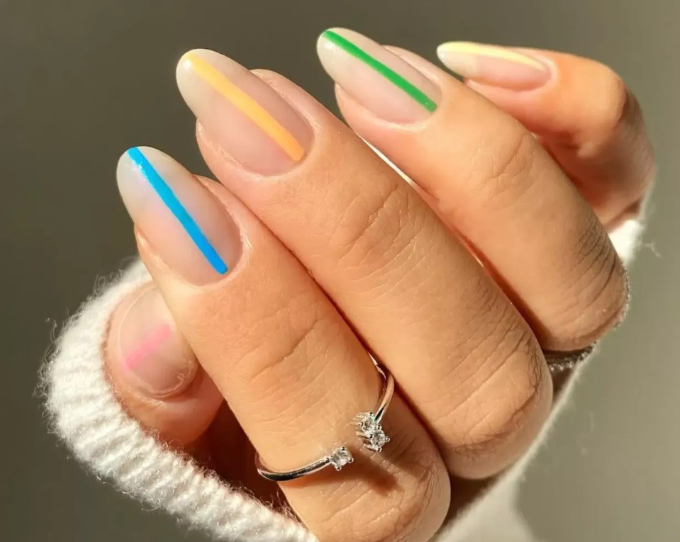 Маникюр с цветни линии