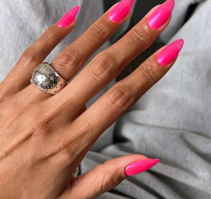 Неонов маникюр