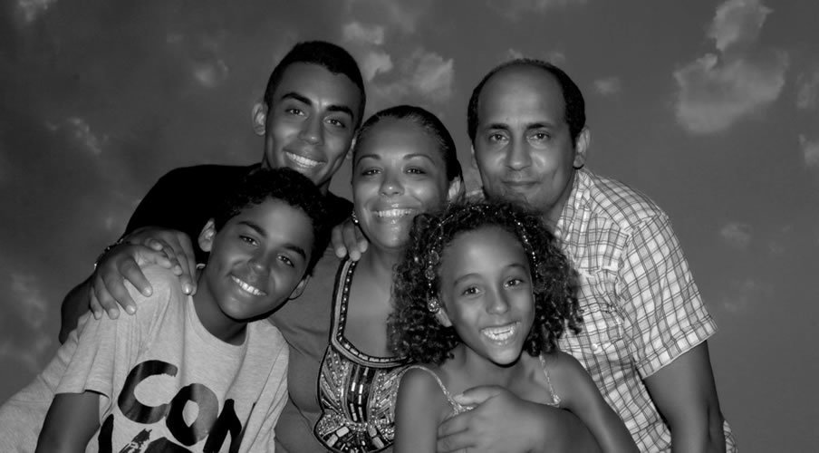 Сабри (горе вляво) и семейството му