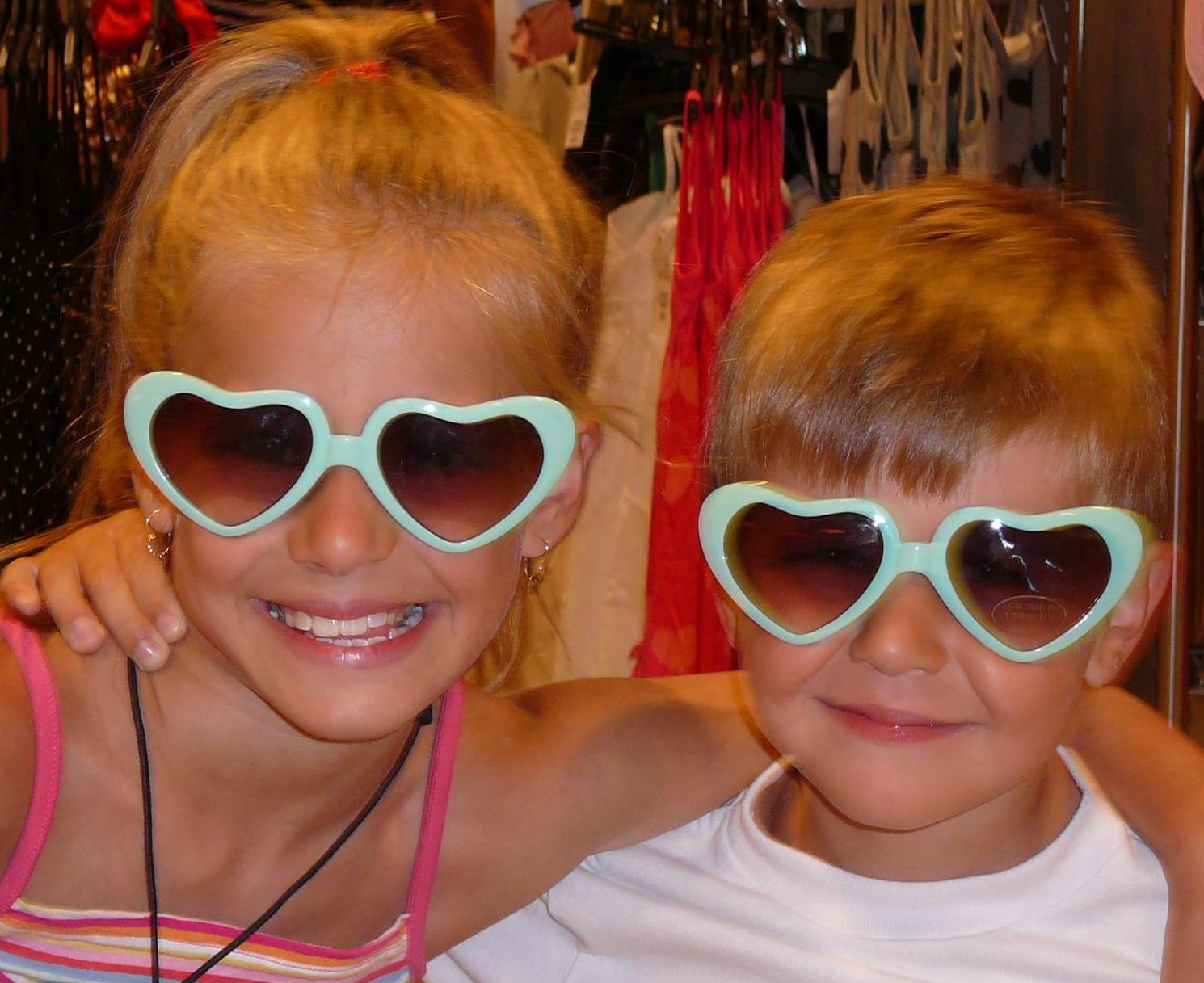 Киара като малка с брат си