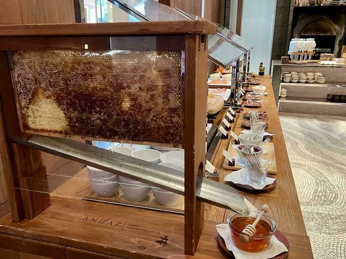 диспенсър за свеж мед в хотел