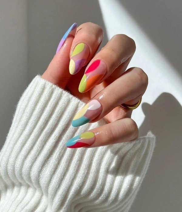 Многоцветен маникюр
