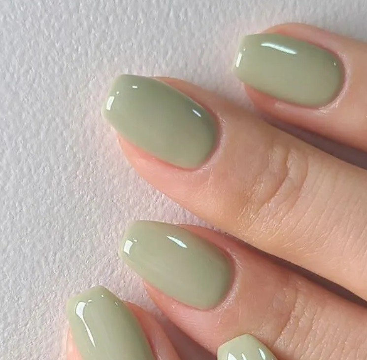 Зелен маникюр