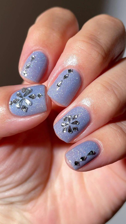 Син маникюр с кристали