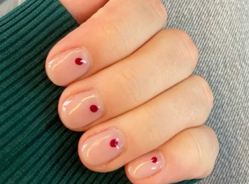 Маникюр за къси нокти с точки